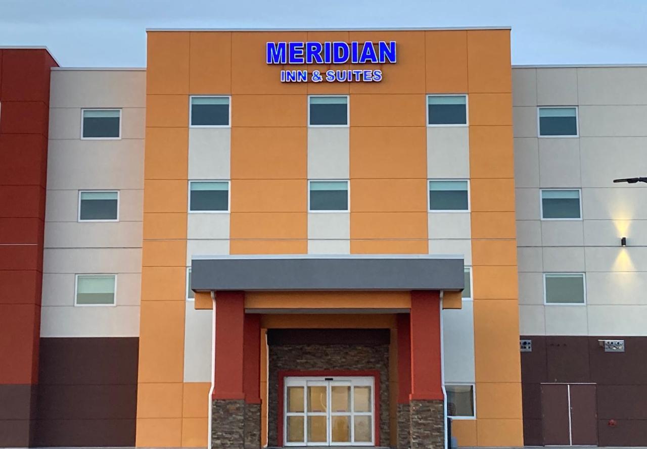 Meridian Inn & Suites Regina Airport Exterior photo