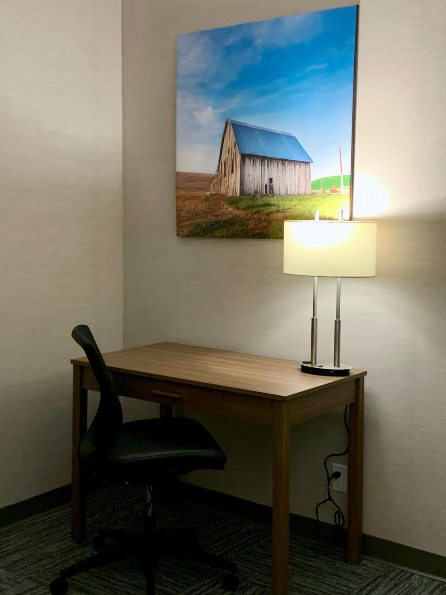 Meridian Inn & Suites Regina Airport Room photo