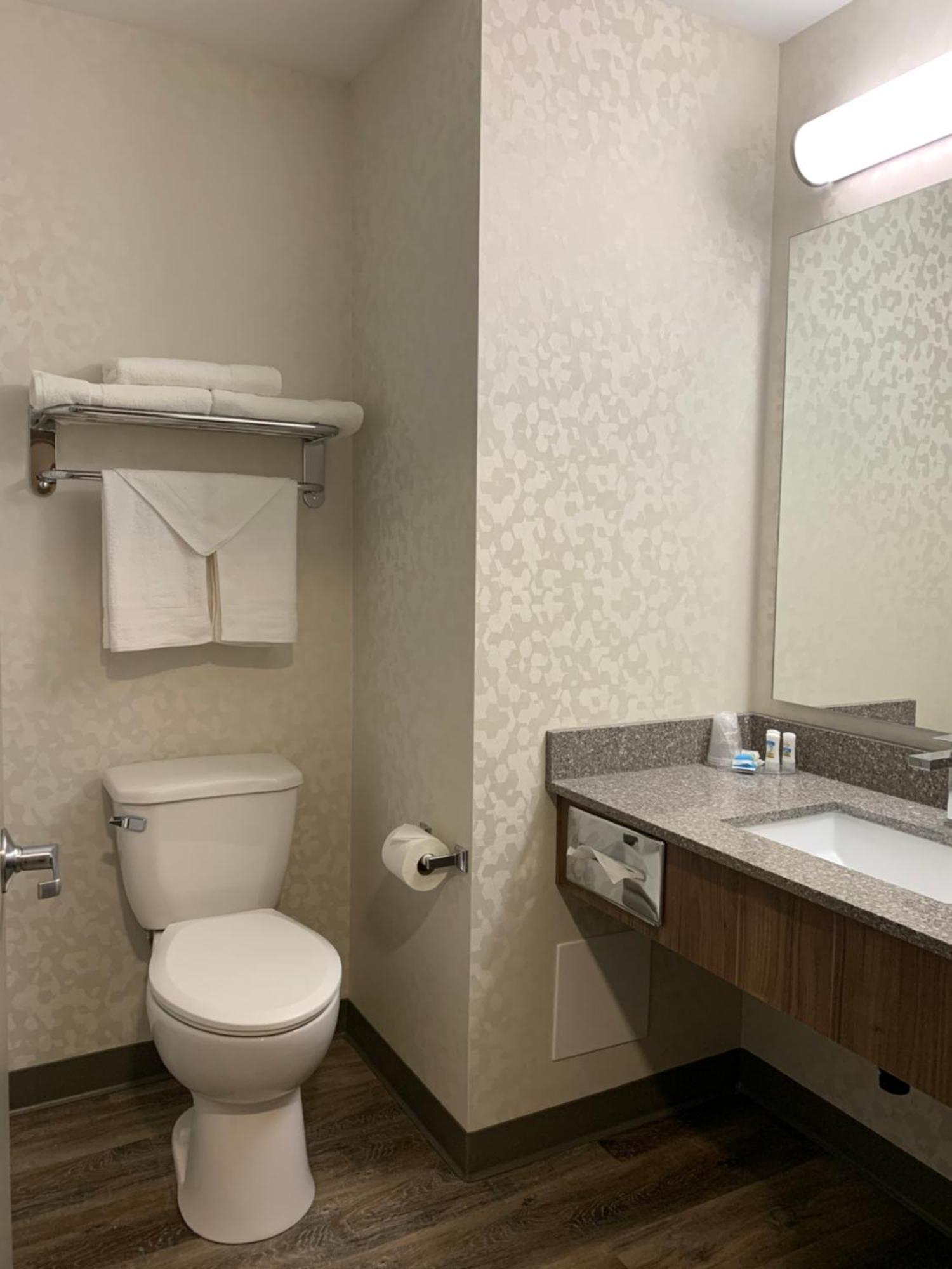 Meridian Inn & Suites Regina Airport Room photo